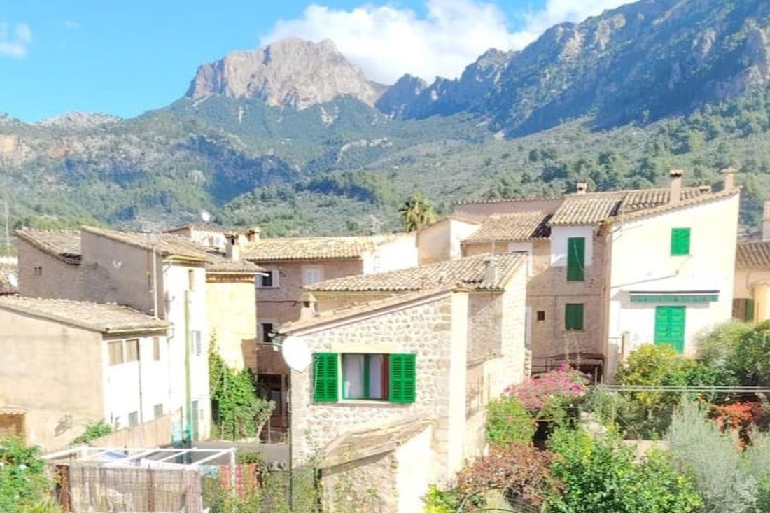 Un village au pied de la montagne